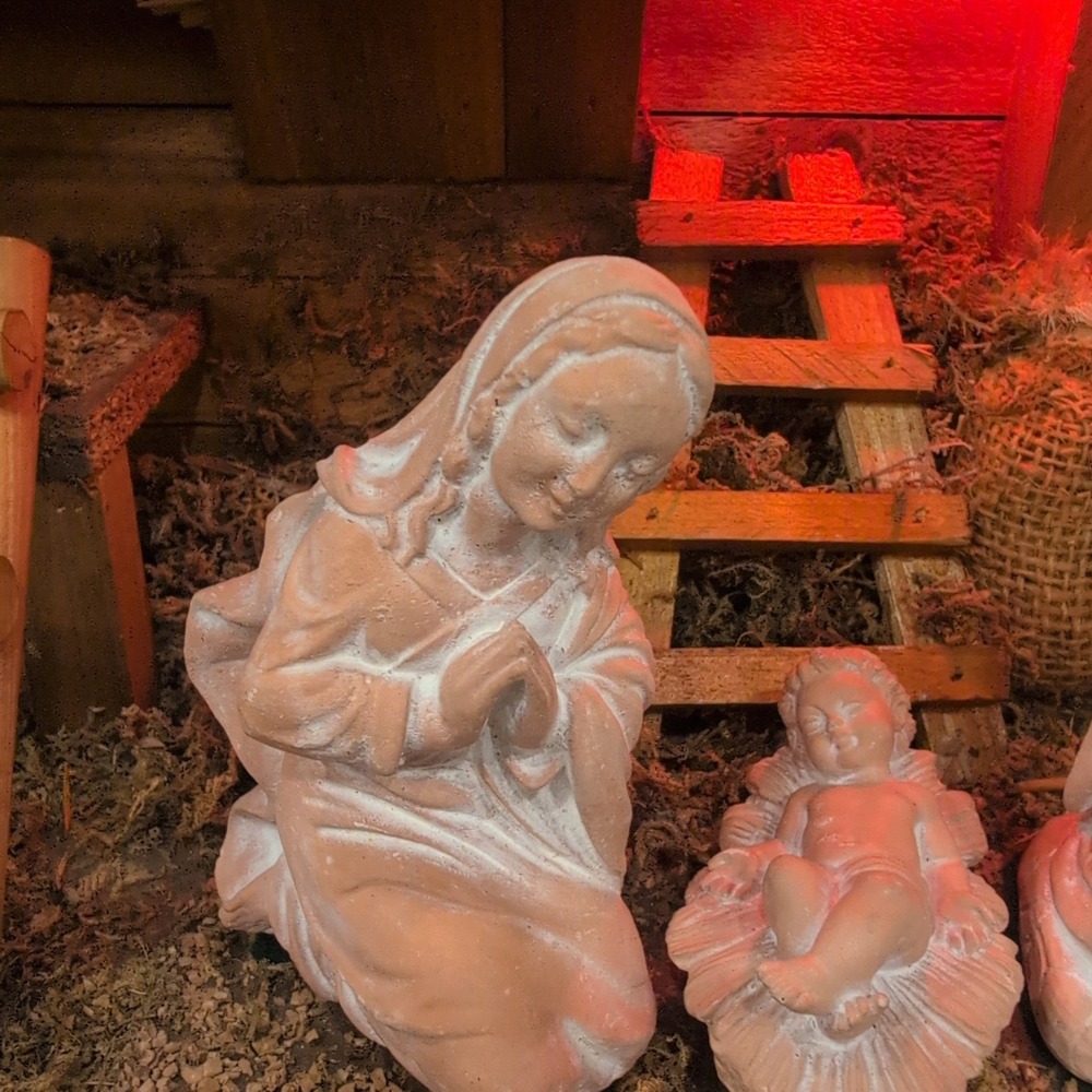 Lighted Wooden Nativity Stable with 11 Terracotta Style Figurines Christmas Set - Picture 8 of 16